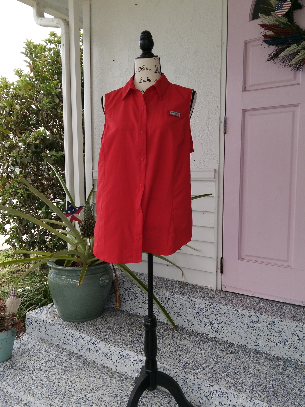Columbia Women's Sleeveless Red Button-Up Shirt 🤩